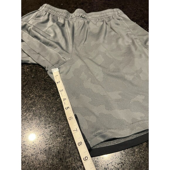 Under Armour Men’s Training Shorts L Gray Camo 8" Inseam Pockets Elastic Waist - Picture 2 of 16